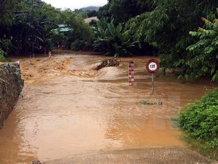 Lũ tràn qua đập tràn tại thị trấn Nà Phặc, huyện Ngân Sơn.